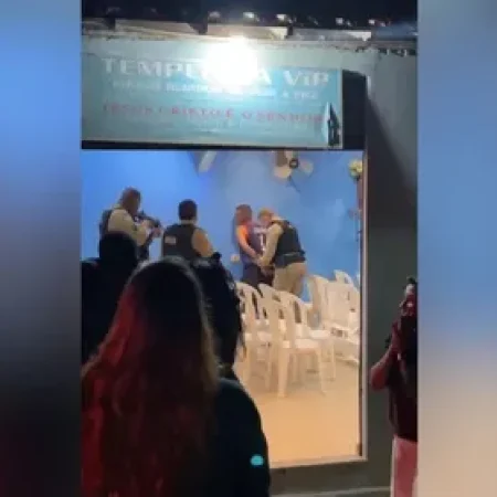 HOMEM MATA MULHER A TIROS, SE ESCONDE EM IGREJA E ACABA PRESO