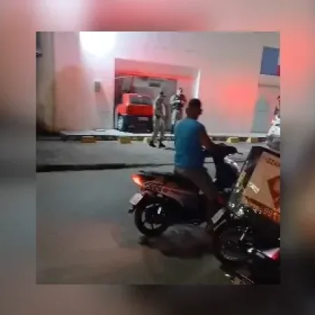 CARRO INVADE AGÊNCIA BANCÁRIA E MOTORISTA FOGE APÓS QUEBRAR FACHADA EM ATALAIA