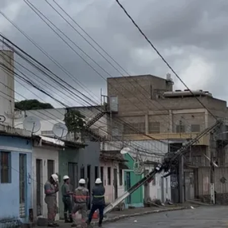 CAMINHÃO COLIDE CONTRA POSTE E DEIXA TRECHO SEM ENERGIA