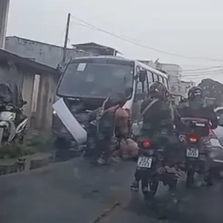 COLISÃO ENTRE MOTO E VAN DEIXA DOIS FERIDOS