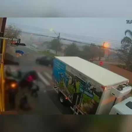 POR CIÚMES, MULHER JOGA CARRO EM CALÇADA PARA MATAR ADOLESCENTES