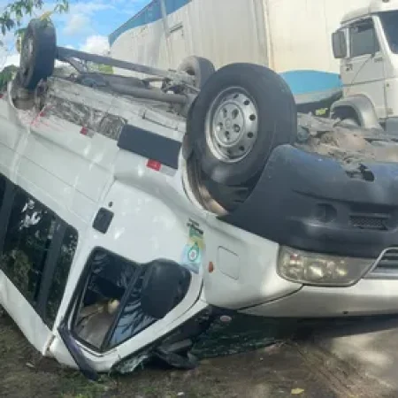 COLISÃO FRONTAL ENTRE CARRO E VAN INTERDITA TRECHO DA BR-316 NO PILAR