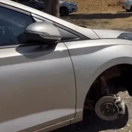 CARRO FICA NO TIJOLO APÓS TER TRÊS PNEUS FURTADOS POR CRIMINOSOS