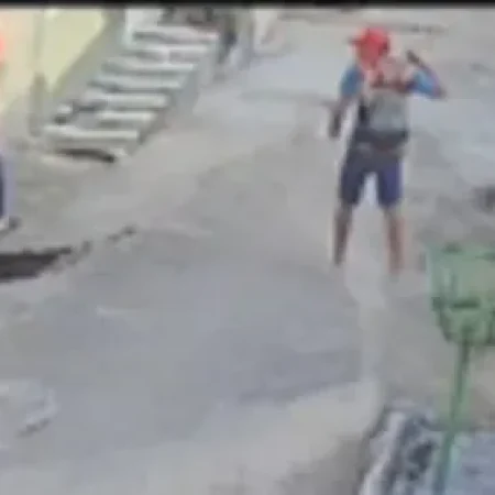 CRATERA SE ABRE EM CALÇADA E QUASE ‘ENGOLE’ MULHER EM QUANTO ANDAVA NA RUA