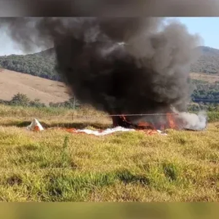 AVIÃO DE PEQUENO PORTE CAI E PILOTO SE SALVA COM PARAQUEDAS
