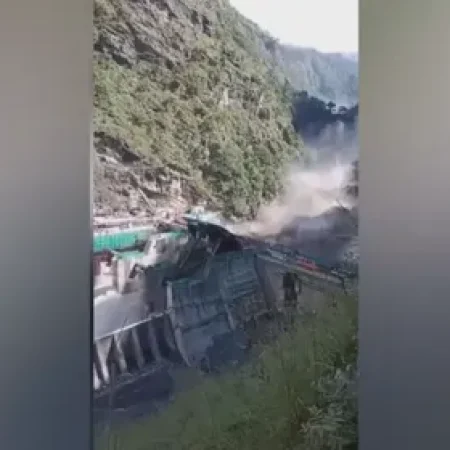 ENXURRADA DESTRÓI PONTES E AVANÇA COM NUVEM DE DESTROÇOS NO NEPAL