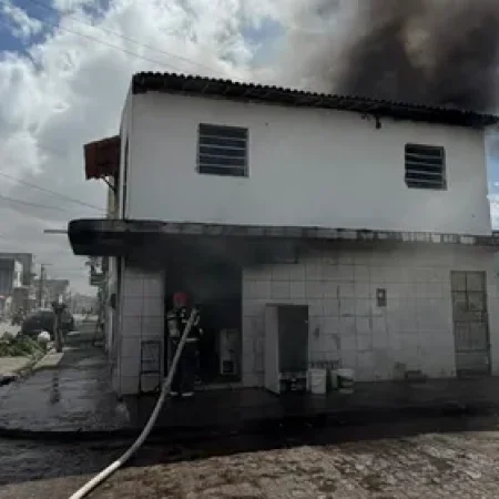 OFICINA DE REFRIGERAÇÃO PEGA FOGO EM ARAPIRACA