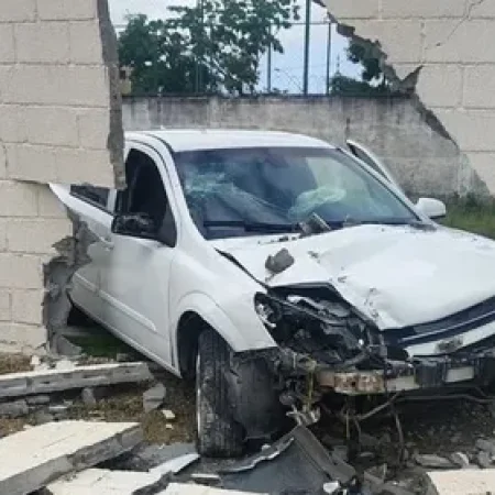 CARRO DERRUBA MURO DE CONDOMÍNIO DURANTE A MADRUGADA