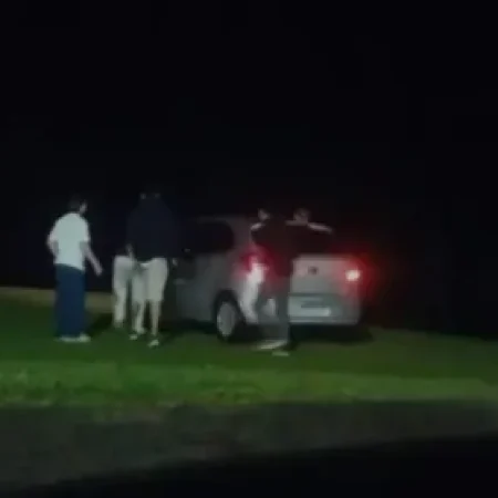 CARRO DESPENCA DE MORRO DE 15 METROS; MOTORISTA SOBREVIVEU