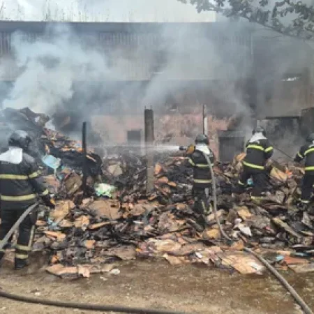 INCÊNDIO DESTRÓI DEPÓSITO DE RECICLÁVEIS E CAUSA PREJUÍZO DE R$ 10 MIL