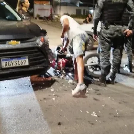 MOTOCICLISTA FICA FERIDO APÓS COLISÃO COM CARRO EM CRUZAMENTO