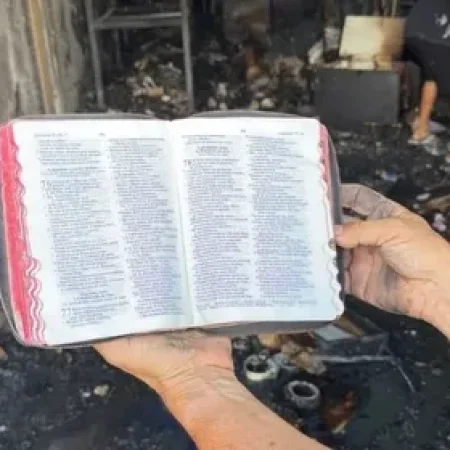 BÍBLIA É ENCONTRADA INTACTA APÓS INCÊNDIO EM LOJA DE EMBALAGENS