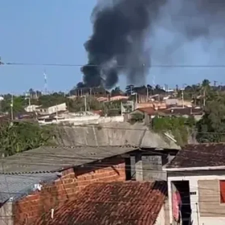 TERRENO BALDIO PEGA FOGO PRÓXIMO A RESIDÊNCIAS