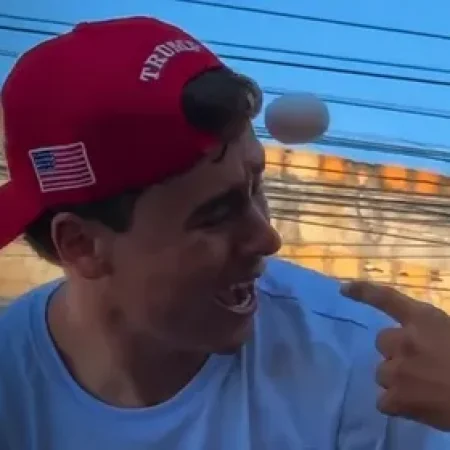 NIKOLAS É ATINGIDO POR OVO DURANTE ATO DE CAMPANHA