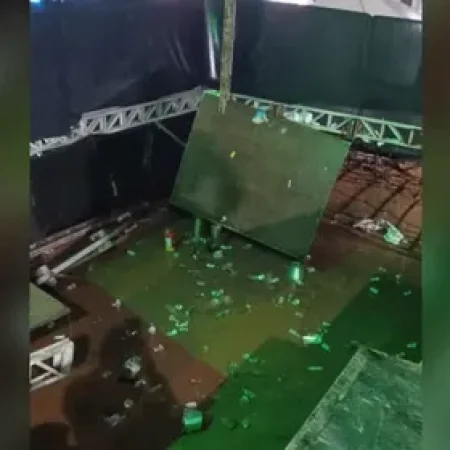CAMAROTE DESABA DURANTE RODEIO E DEIXA 24 FERIDOS NO INTERIOR