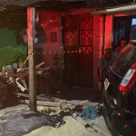TRAGÉDIA: MOTORISTA É ESPANCADO APÓS CARRO INVADIR CASA E ATROPELAR CRIANÇA DE 5 ANOS