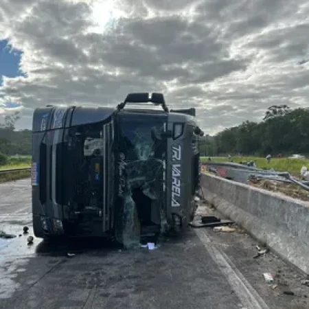 MOTORISTA MORRE APÓS CAMINHÃO CARREGADO DE COCO TOMBAR NA BR-101