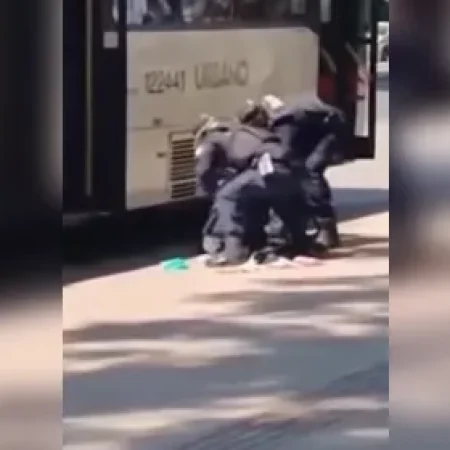 CADEIRANTE É PRESO APÓS AMEAÇAR COBRADORA DE ÔNIBUS E MORDER POLICIAL