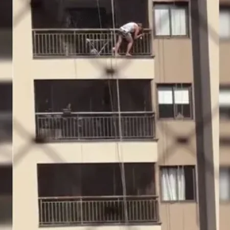 MULHER SE EQUILIBRA FORA DE SACADA NO 13° ANDAR DE PRÉDIO PARA LIMPAR VIDRO