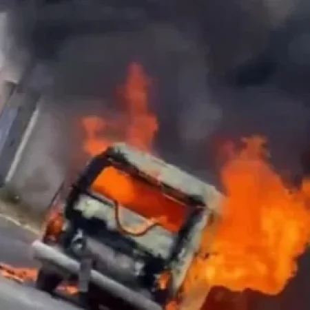 VÍDEO: KOMBI PEGA FOGO E FICA DESTRUÍDA EM DELMIRO GOUVEIA