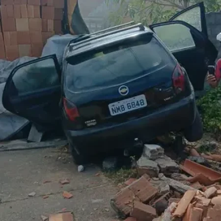 HOMEM FICA FERIDO APÓS CARRO COLIDIR COM TIJOLOS