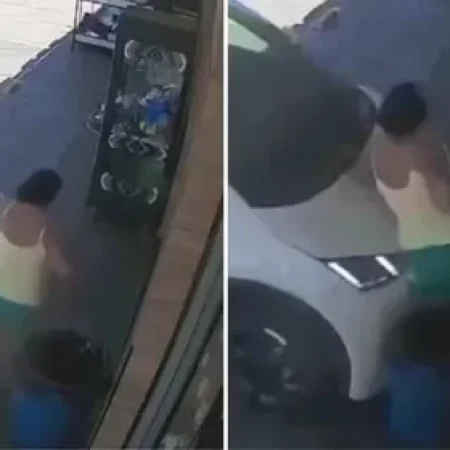 MOTORISTA CONFUNDE PEDAIS E PRENSA MULHER CONTRA A PAREDE