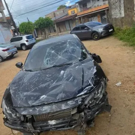 CARRO DERRUBA MURO DE CONDOMÍNIO; DOIS HOMENS FOGEM APÓS ABANDONAR VEÍCULO