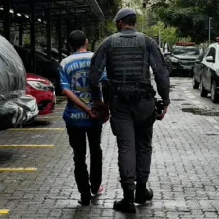 PAI É PRESO APÓS MENINO DE 8 ANOS VER MÃE SER ESFAQUEADA E ACIONAR A PM