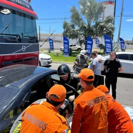 CARRETA E CARRO COLIDEM EM ARAPIRACA E MOTORISTA É LEVADO AO HOSPITAL DE EMERGÊNCIA