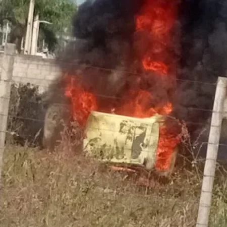 CARRO CAPOTA APÓS MOTORISTA DESVIAR DE MOTOCICLISTA E PEGA FOGO