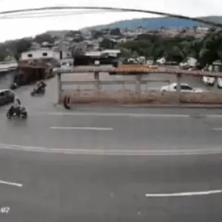 TUBULAÇÃO SUBTERRÂNEA SOFRE EXPLOSÃO GIGANTE; MOTORISTAS ESCAPAM POR POUCO DE TRAGÉDIA