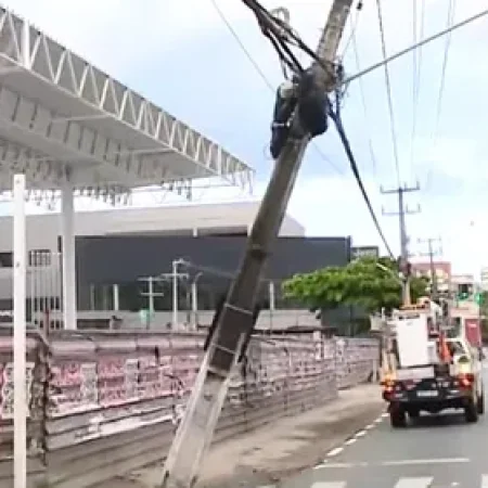 POSTE FICA INCLINADO APÓS CARRO BATER NA ESTRUTURA