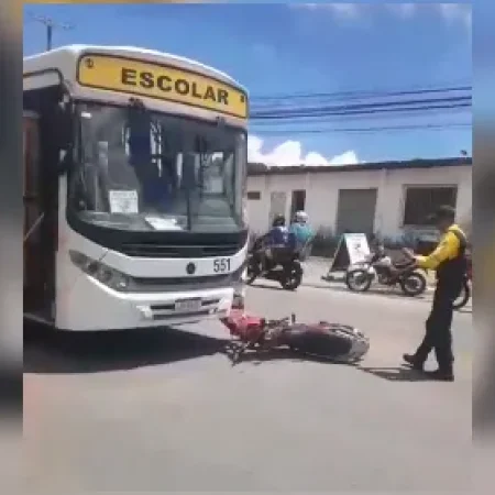 MOTOCICLISTA FICA FERIDO APÓS COLISÃO COM ÔNIBUS ESCOLAR