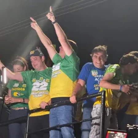 FLÁVIO BOLSONARO EM MG: “POUCAS HORAS PRA TIRAR O BRASIL DO CATIVEIRO”