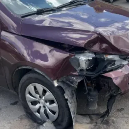 MOTOCICLISTA PULA DE MOTO E SOFRE FRATURA NA PERNA APÓS BATER EM CARRO