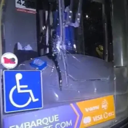 PÂNICO DENTRO DO ÔNIBUS: PASSAGEIROS SE DEITAM NO CHÃO DURANTE ATAQUE A TIROS