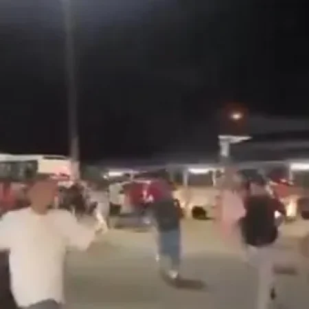 HOMEM ATIRA PARA O ALTO EM MANIFESTAÇÃO PRÓ-LULA EM UNIVERSIDADE DE SERGIPE