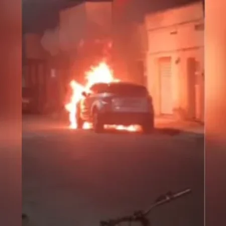 INCÊNDIO DESTRÓI CARRO DE LUXO EM RUA NO INTERIOR