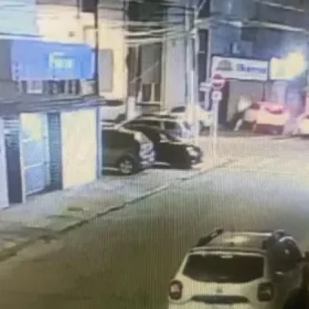 VEÍCULO INVADE HOTEL APÓS COLISÃO EM CRUZAMENTO NA AVENIDA JOÃO DAVINO