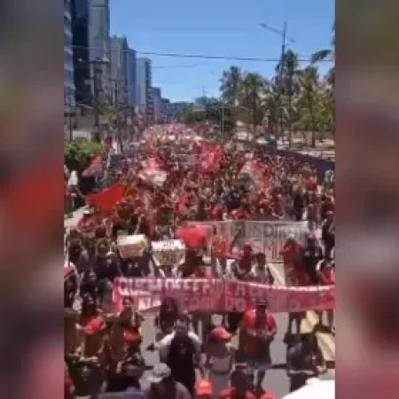 ATO NA ORLA DE MACEIÓ REÚNE APOIADORES PELA REELEIÇÃO DE LULA; CONFIRA COMO FOI