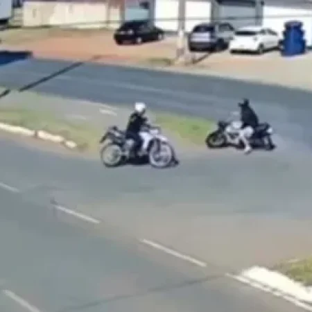 MOTOCICLISTA FAZ MANOBRA E DÁ “OLÉ” EM POLICIAL DURANTE FUGA
