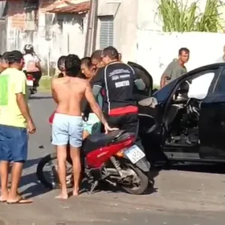 MULHER É ATROPELADA APÓS MOTORISTA PERDER CONTROLE DE CARRO