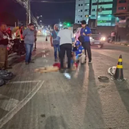 PASSAGEIRA DE MOTO POR APP MORRE APÓS SER ATROPELADA POR CAMINHÃO