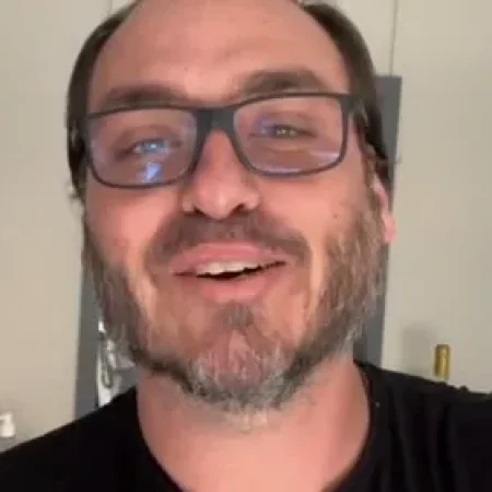 CARLOS BOLSONARO CONVOCA APOIADORES PARA O BLOCO DO 22 EM MACEIÓ