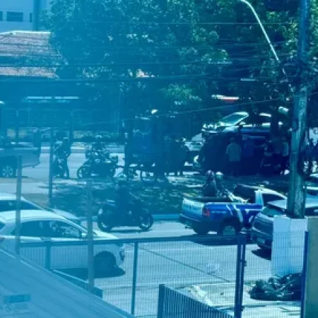 CARRO SOBE EM CANTEIRO CENTRAL E COLIDE COM OUTRO VEÍCULO