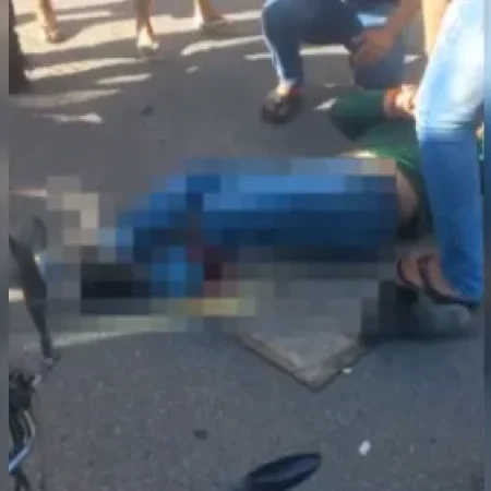 MOTOCICLISTA FICA FERIDO APÓS COLISÃO COM CAMINHÃO