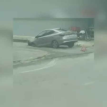 CARRO CAI EM BURACO ABERTO EM VIA NO INTERIOR DE ALAGOAS