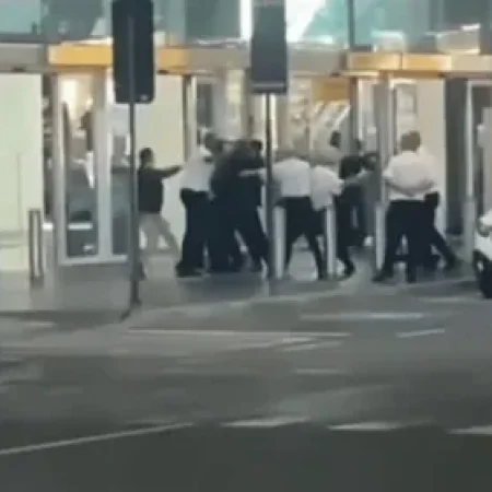 BRIGA ENTRE TAXISTAS E MOTORISTAS DE APP NO AEROPORTO DEIXA 1 FERIDO
