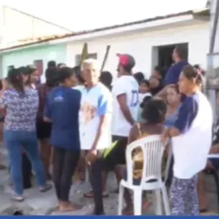 COMOÇÃO MARCA SEPULTAMENTO DE CRIANÇA MORTA APÓS SER JOGADA EM PISCINA