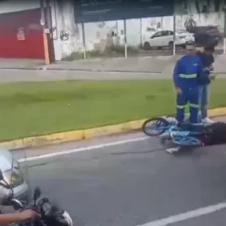 CICLISTA FICA FERIDA APÓS BATER EM CARRO ESTACIONADO
